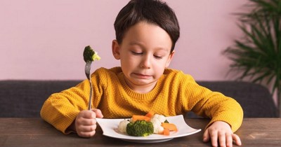 Cách hiệu quả áp dụng ngay khi trẻ tự kỷ kén ăn